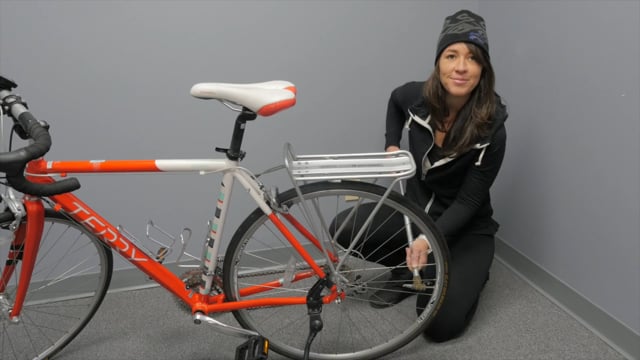 How to fix a flat bicycle tire on the road