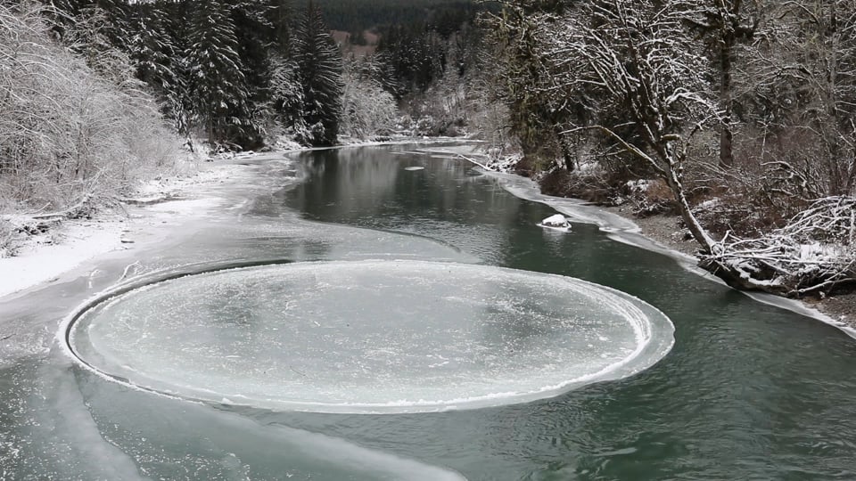 Cerchio di ghiaccio che gira sul fiume Middle Fork Snoqualmie