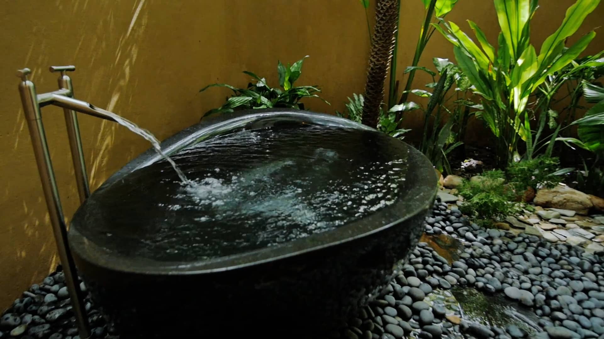 Papillon Bathtub at the Florblanca Resort, Costa Rica on Vimeo
