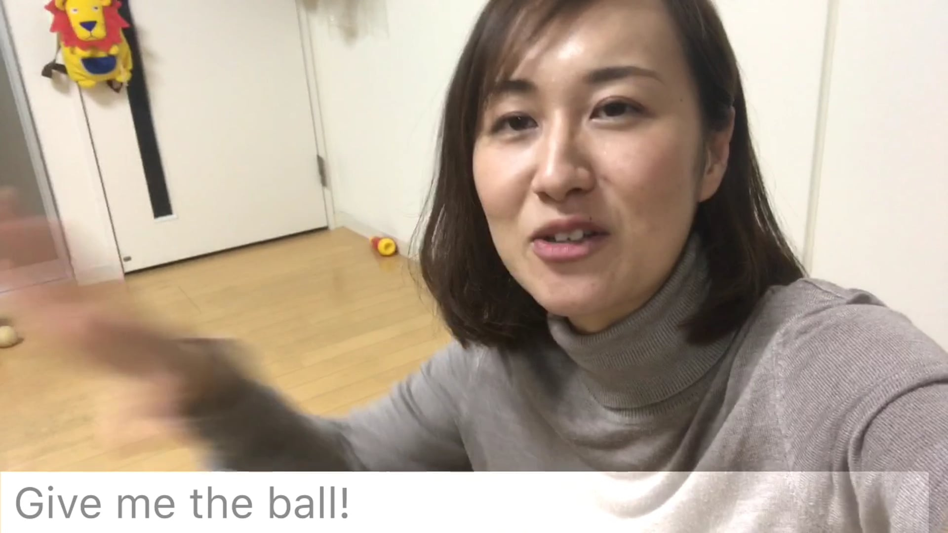 73.ボールをちょうだい　Give me the ball!