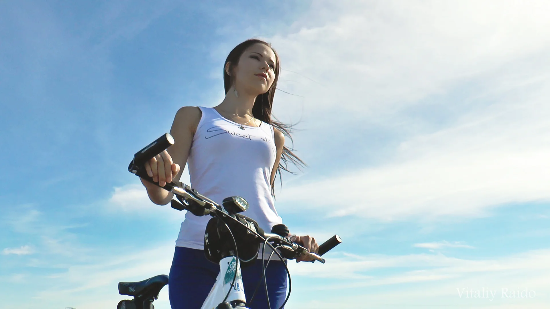 Фото велосипеда для трюков. Девушка на велосипеде в магадан. Девушка на велосипеде в магадан. Девушка на велосипеде. Брюнетка на велосипеде.