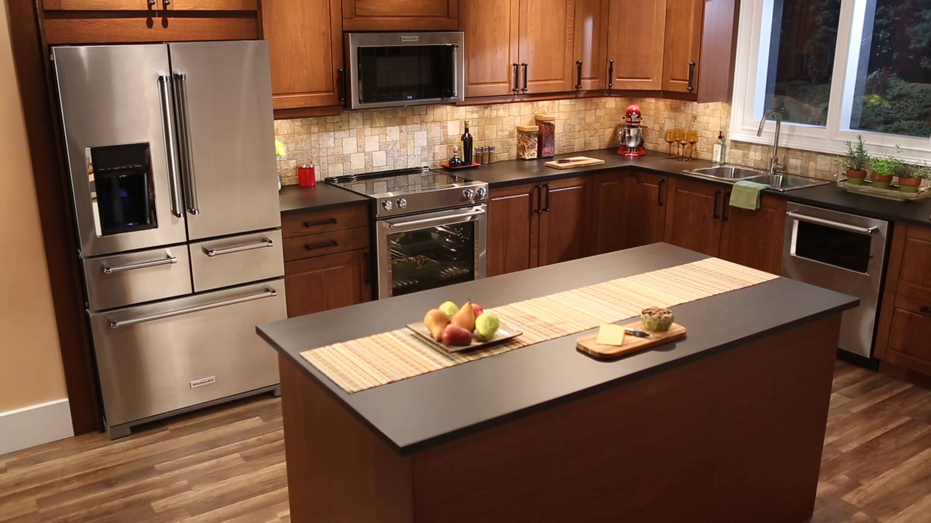 Kitchenaid KMHC319ESS Microwave on Vimeo
