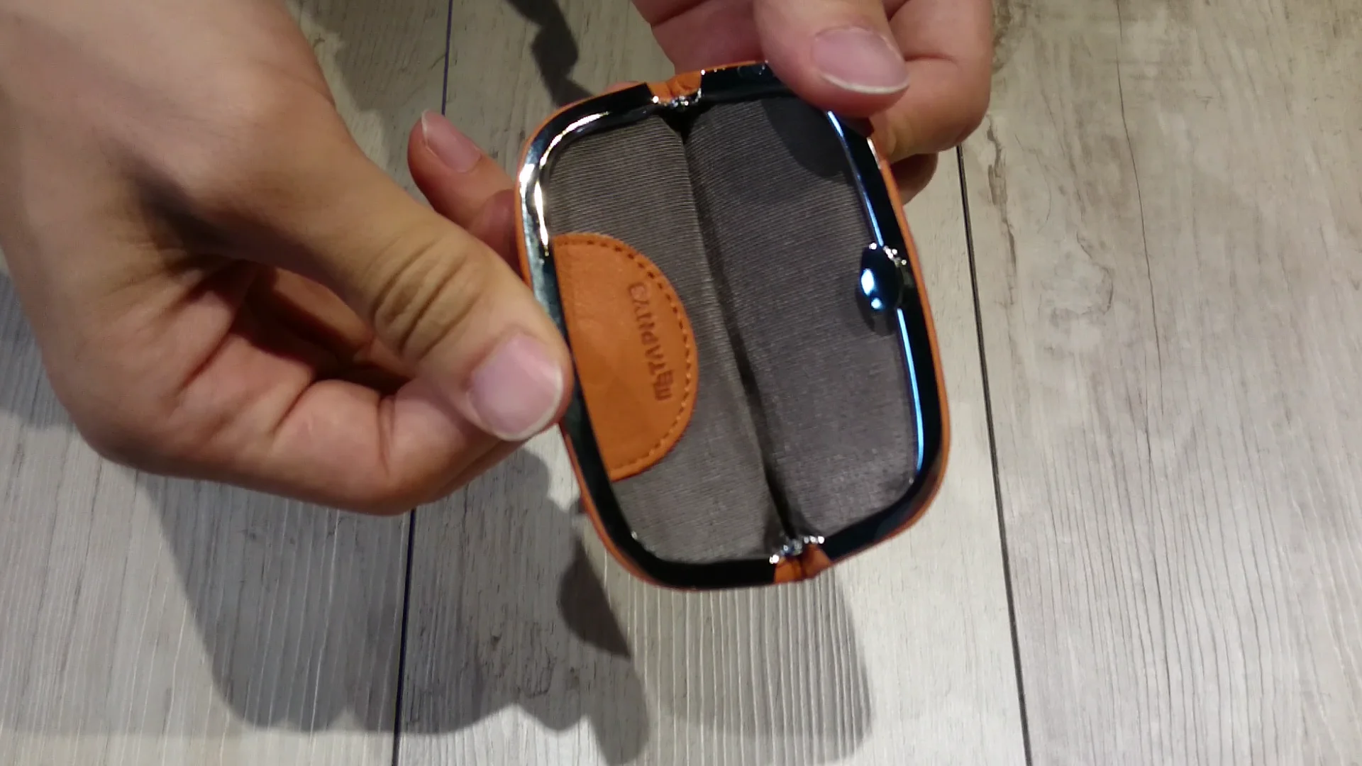 【しょう（プロフ読んで）】がま口マルチケース froro 83121 froro Pen case L | PRODUCT | METAPHYS