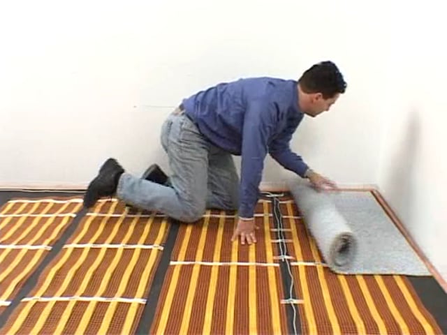 Montaż maty amorficznej pod wykładziną dywanową, na piance izolacyjnej i folii usztywniającej - zdjęcie