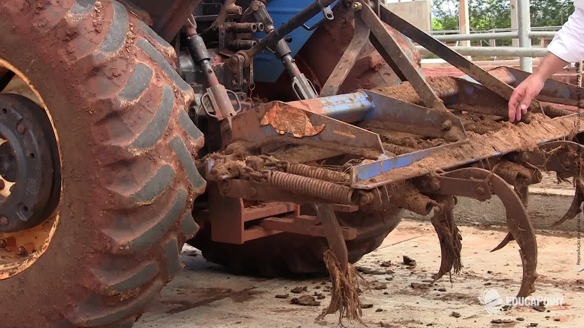 TRABALHANDO A CAMA: IMPLEMENTOS NECESSÁRIOS, TRATORES E MANEJO (Compost  Barn)