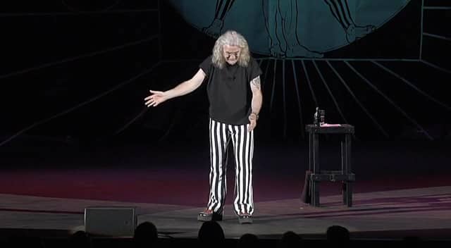 Billy Connolly :: Dwarf on bus story on Vimeo