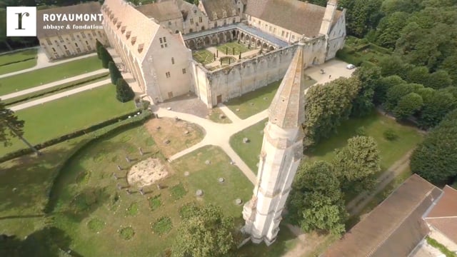 Royaumont : l'abbaye et ses jardins vus du ciel