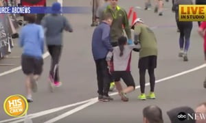 Runners Come to the Aid of Another Struggling Runner