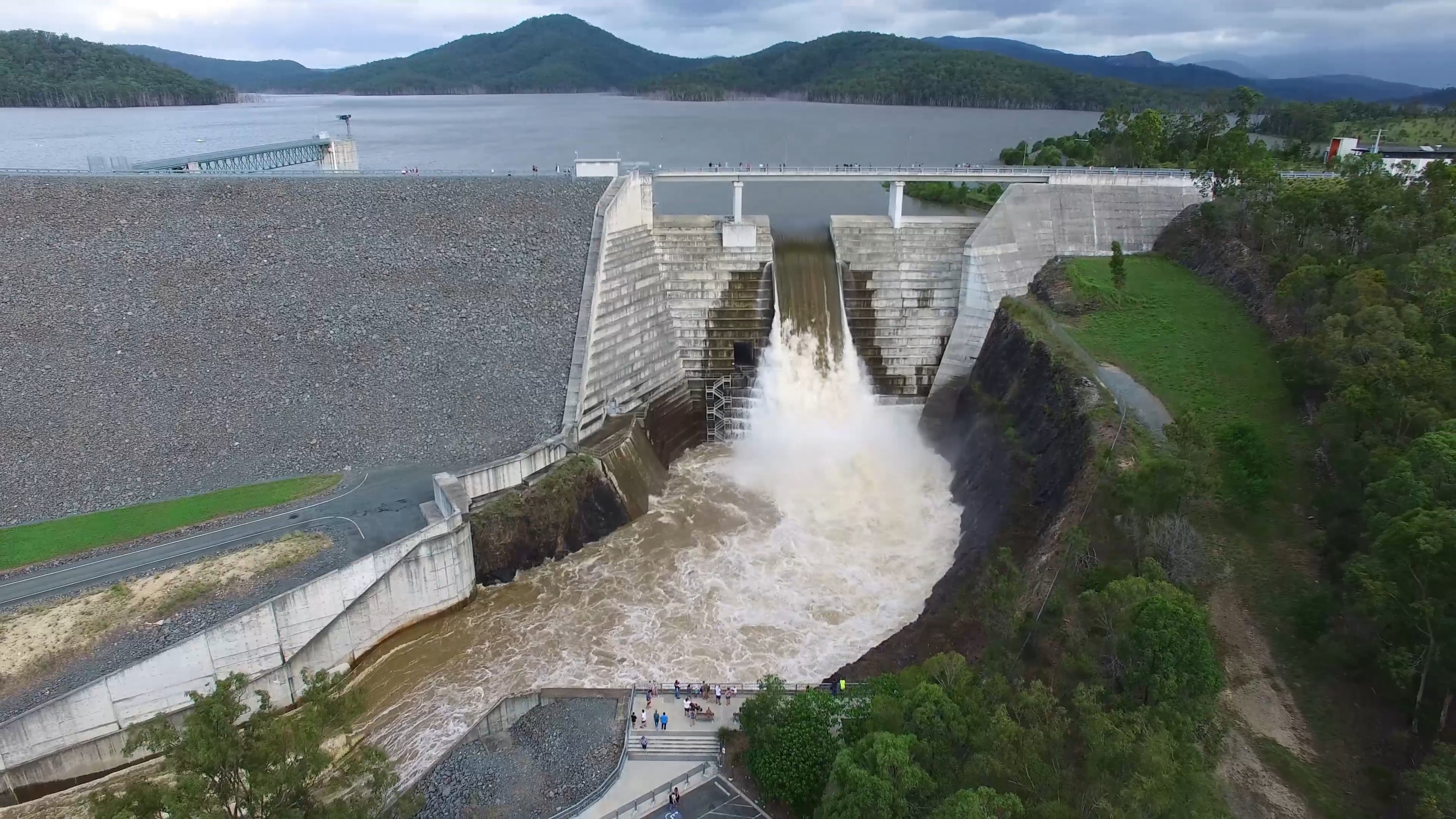 Hinze Dam Overflow April 2 2017 on Vimeo
