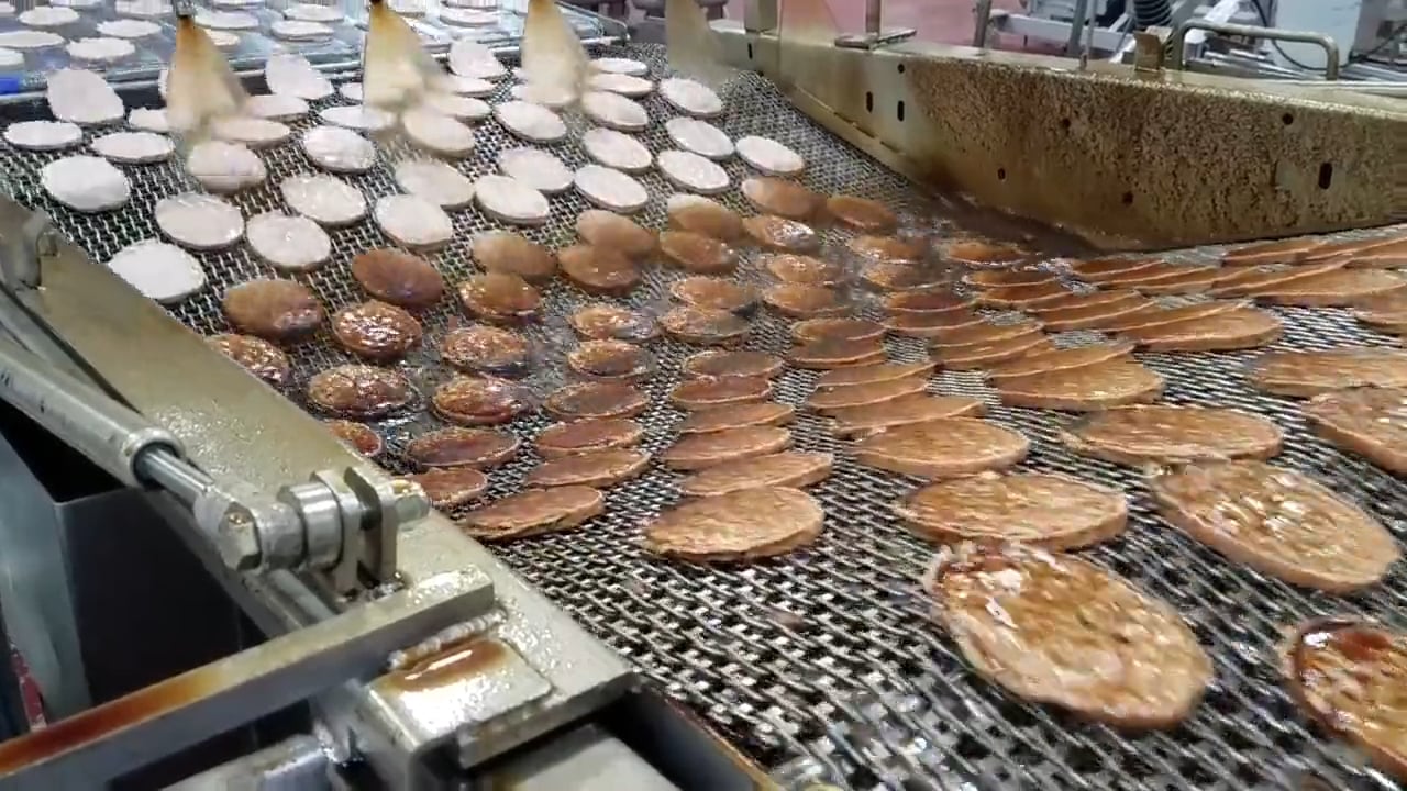 Compact-Grid™ conveyor belt - sausage patties spray applicator on Vimeo