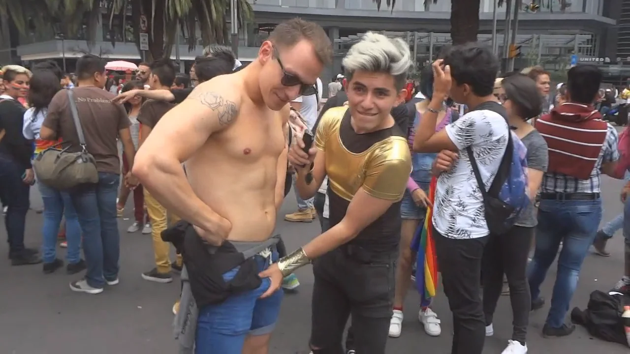 Agarrando Penes en la Marcha Gay on Vimeo