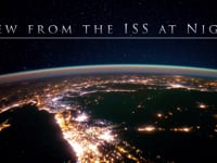 Ein nächtlicher Blick von der ISS auf die Erde
