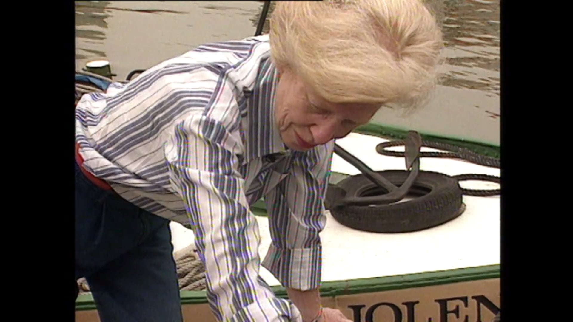 to kvinder på en flod trailer