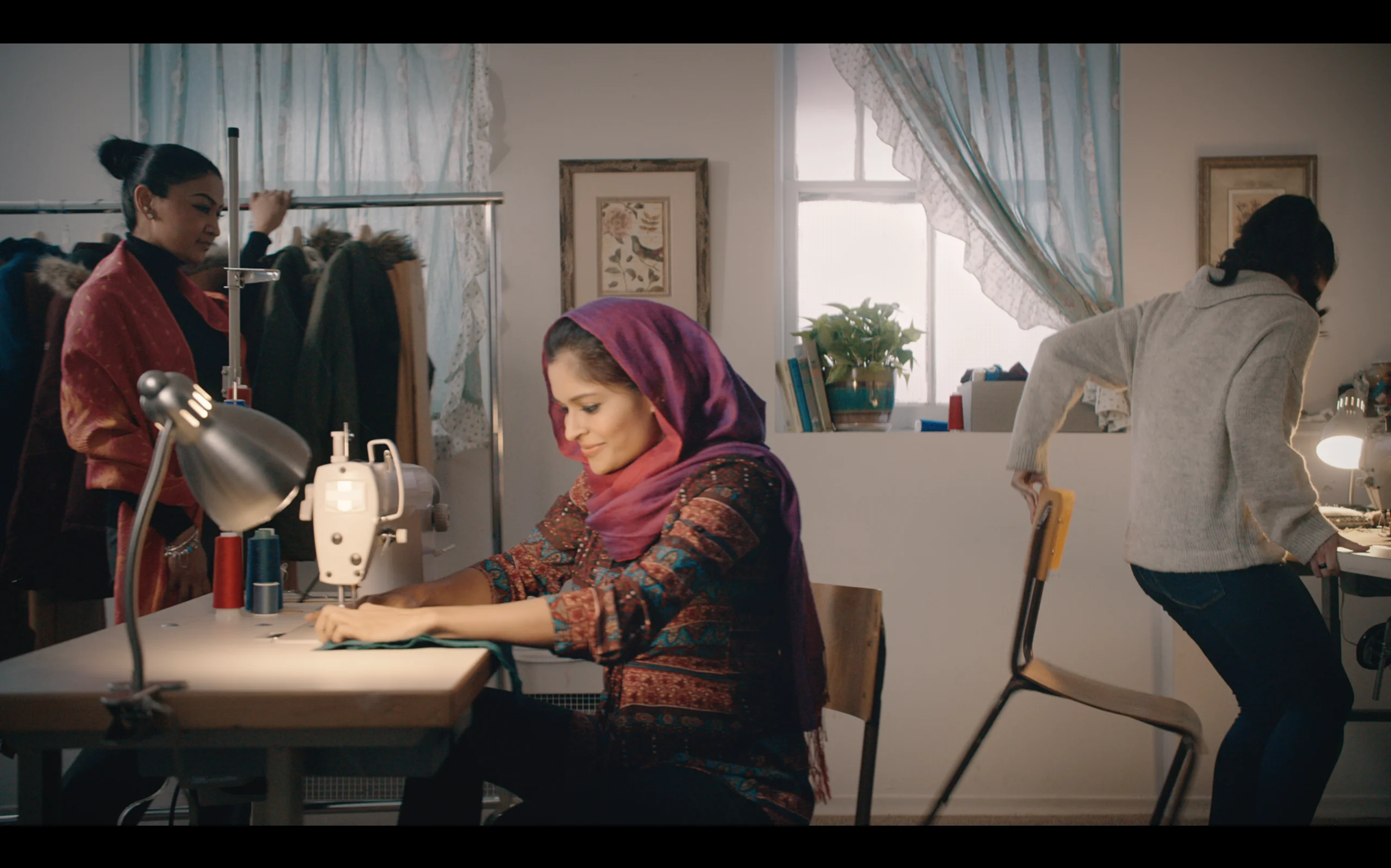 'The Morning Show' Cast at the Emmys 2024: PHOTOS, image size:2560x1598