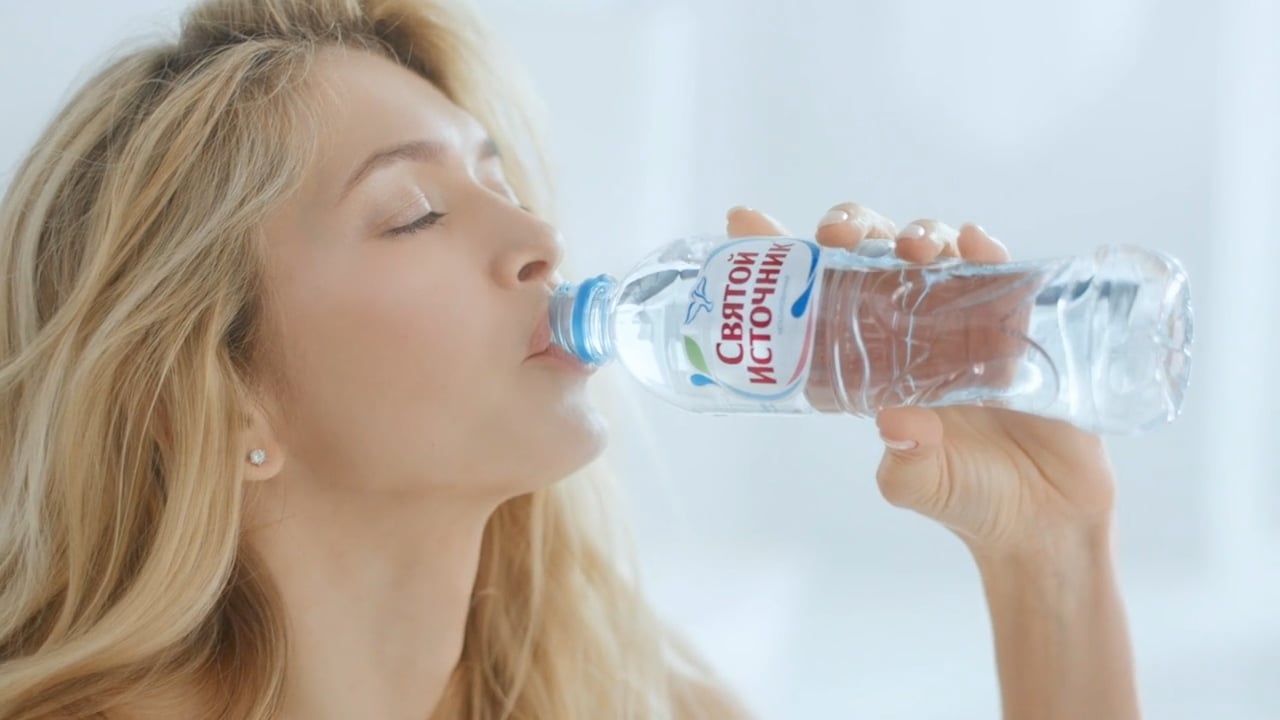 Пить святой источник. Реклама воды Святой источник.