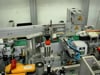 Etiquetage entourant sur produits carre