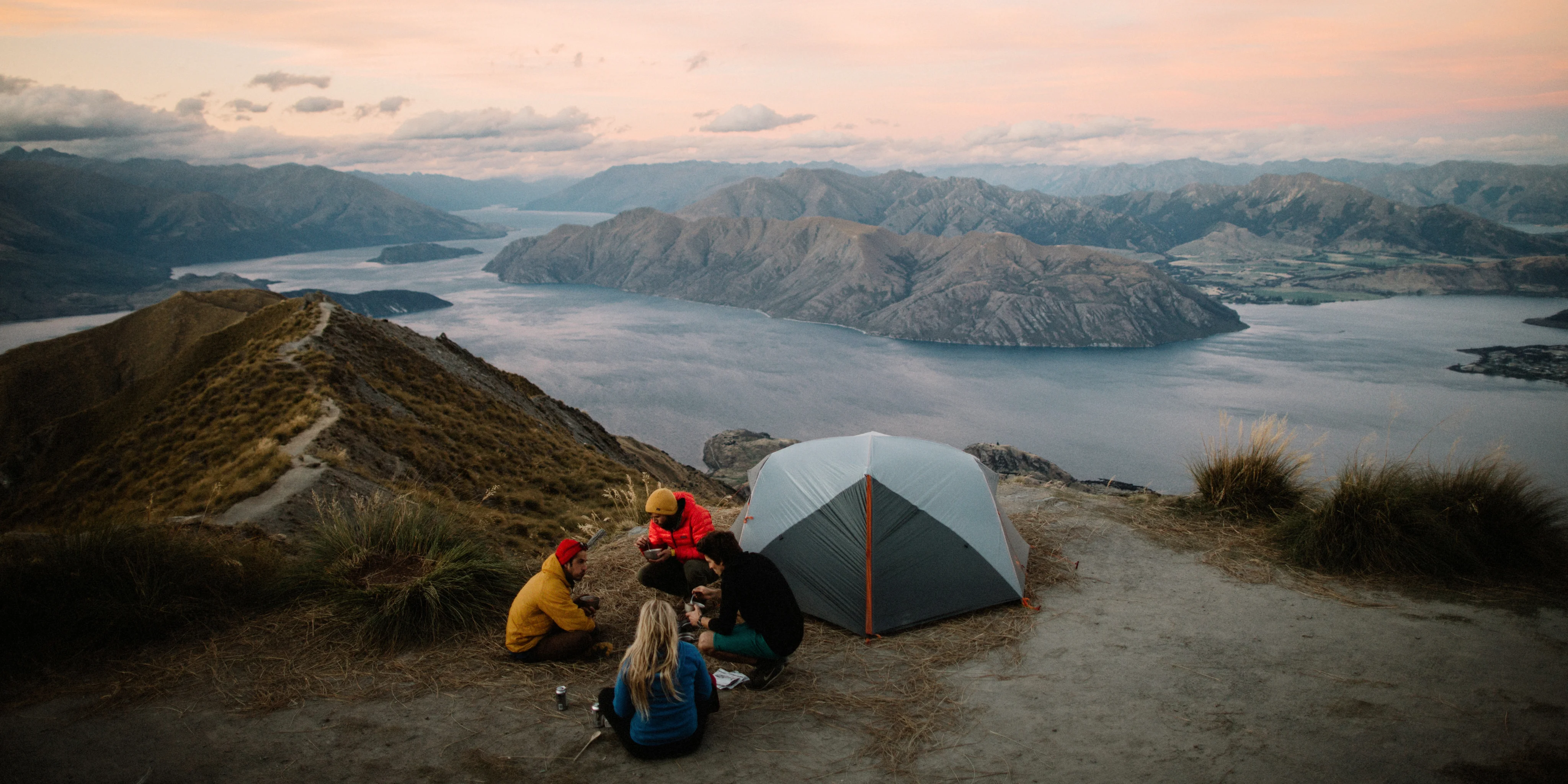 Healing life through camping. Палатка в горах. Поход с палатками. Поход Минимализм. Кемпинг в горах.