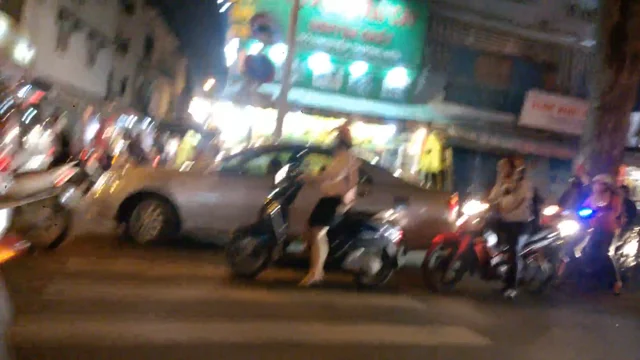 HOW TO CROSS THE ROAD IN VIETNAM! 🛵🇻🇳 This can be so daunting