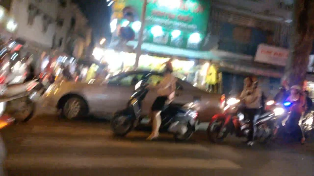 HOW TO CROSS THE ROAD IN VIETNAM! 🛵🇻🇳 This can be so daunting