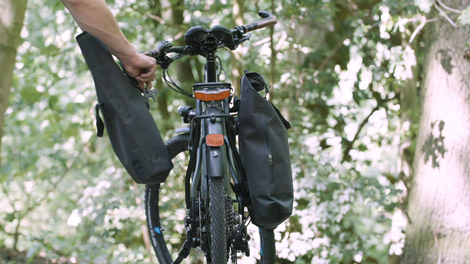 Giant Tutorials How to attach panniers on Vimeo