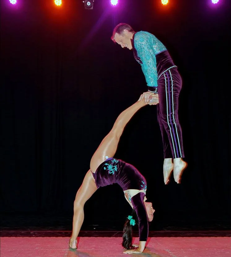 Акробатика мужчины. Acro Duo Lift carry. Acro Duo. Акробатика Lift and carry. Acro Duo Circus Lift carry.