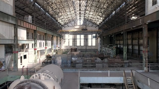 Berndnaut Smilde《Nimbus Powerstation》(2017)。旧火力発電所の冷却塔の内側、コンクリートの円筒の高い天井の下に、白い雲が一度だけ立ち上がる。室内に約十秒間だけ存在する人工の雲——スモーク、室温、湿度、光を制御して立ち上げ、消える瞬間に高速度カメラで記録する《Nimbus》シリーズの代表的派生作。
