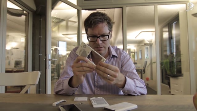 スマホの中身を、カフェのテーブルに出したくなる / FAIRPHONE「THE WORLD'S FIRST MODULAR SMARTPHONE」