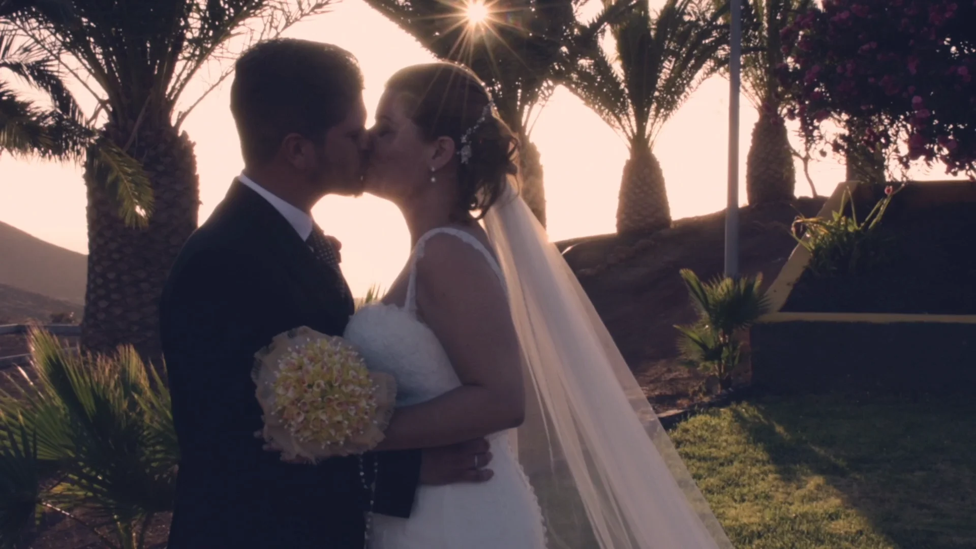 Romántica boda del malo de la serie 'El Barco' en los Pirineos