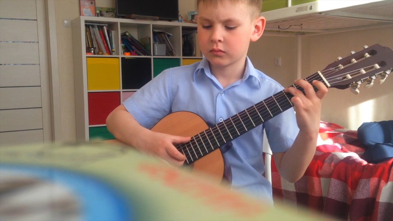 мальчик играющий на гитаре. уроки гитары для детей видео. занятия на гитаре. укулеле гитара фото. уроки гитары.