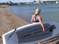 在立式划桨板 (SUP)上站立