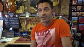 David Abulí fa una guitarra per Màverick Viñales