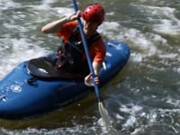 नदी में नाव चलाना या पैडलिंग करना