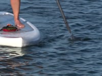 अपने एस यू पी (SUP) पर खड़ा होना