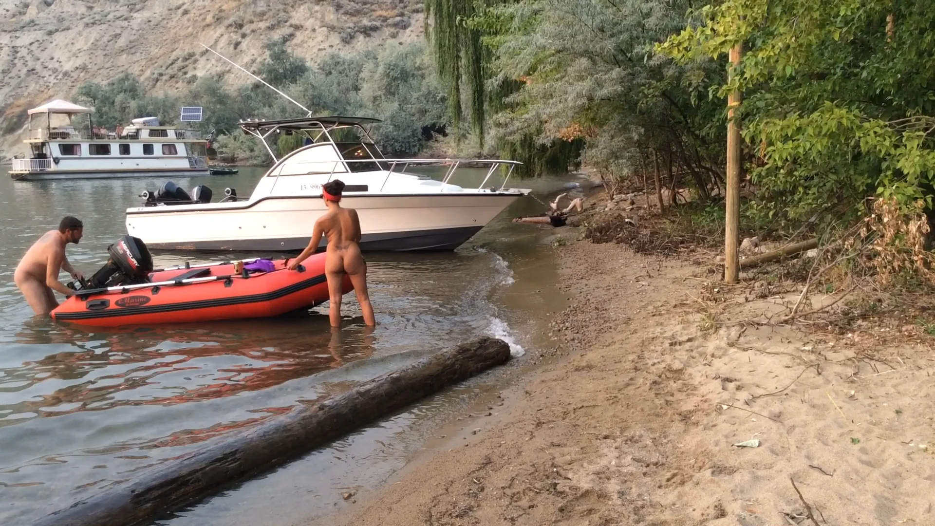 Cheryl & Luke bring the boat to shore...