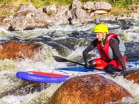 नदी में नाव चलाना या पैडलिंग करना