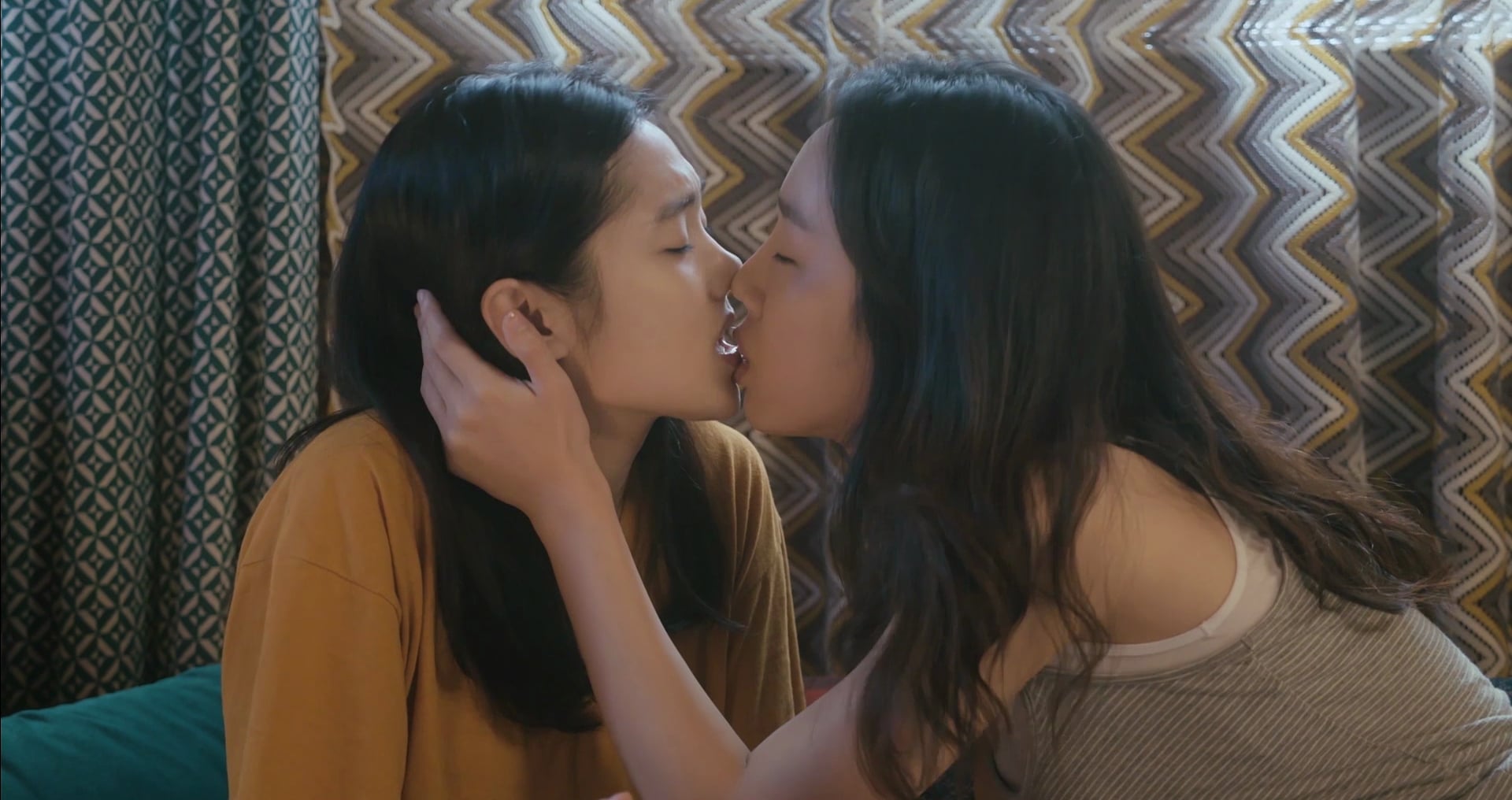 лесби целуются азиатки фото 59