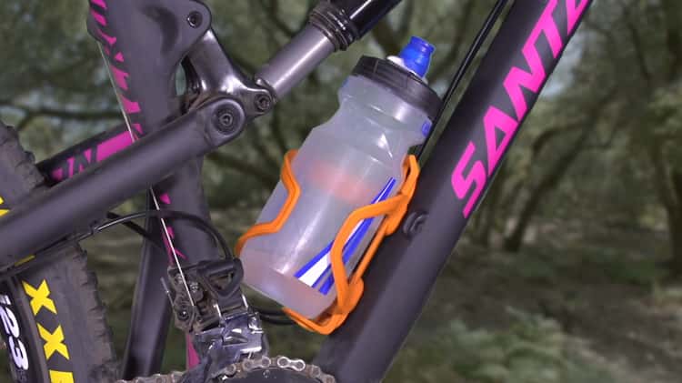 Side entry water clearance bottle cage