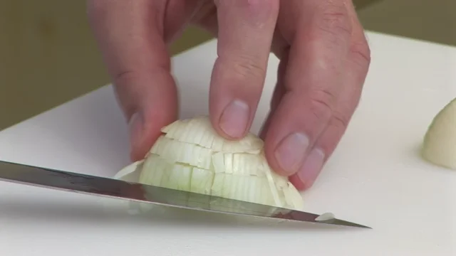 Technique en cuisine - Émincer un oignon