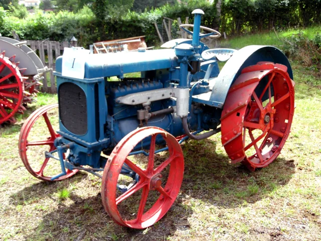 Une collection exceptionnelle de tracteurs anciens aux enchères en Corrèze