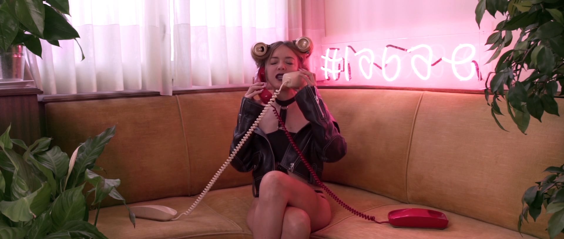 #LaBae, Skype Video Llamada — film still