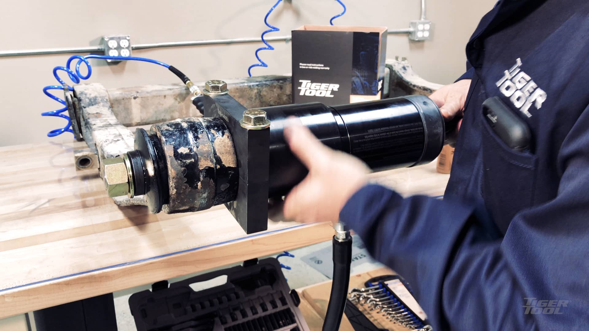 Tiger Tool 15042 Hendrickson FIREMAAX / PRIMAAX Bushing Adapter on Vimeo