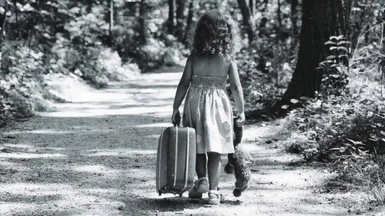 Пройтись забыть. Девочка уходит. Маленькая девочка с чемоданом. Воспоминания о детстве. Маленькая девочка идет.
