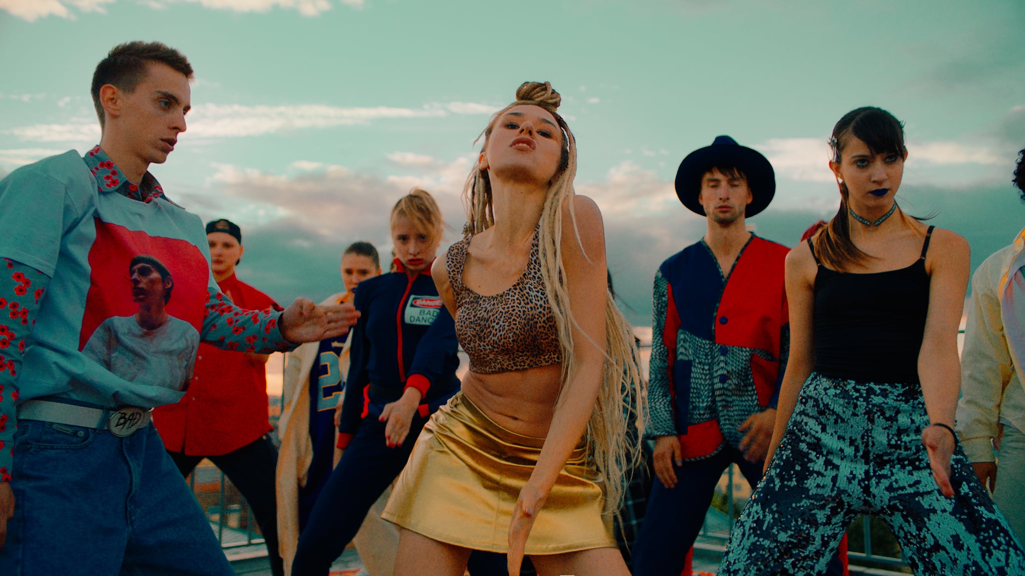 Танцы премьера клипа. Елка яблоко клип. Плохо танцевать. Айова в танце. Iowa плохо танцевать.