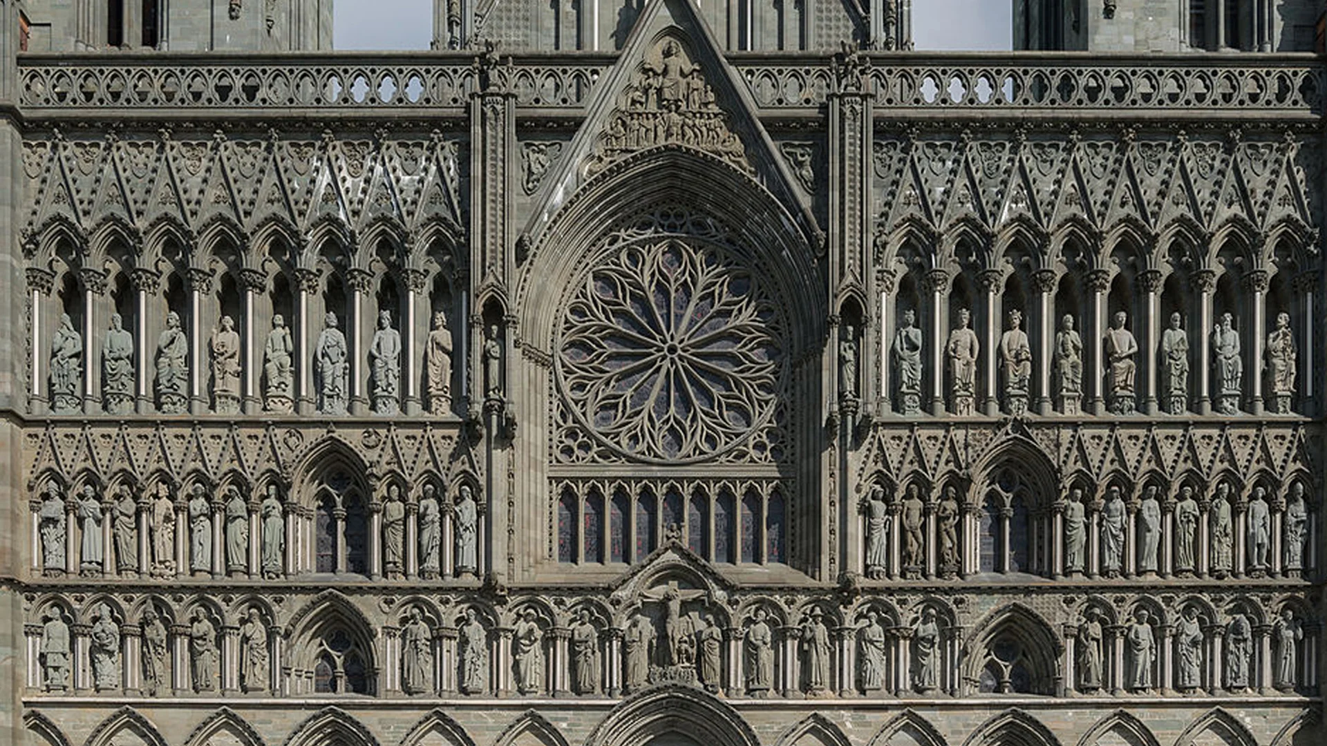 Architecture in Motion: Gothic Cathedral Gets its Own Two-Minute
