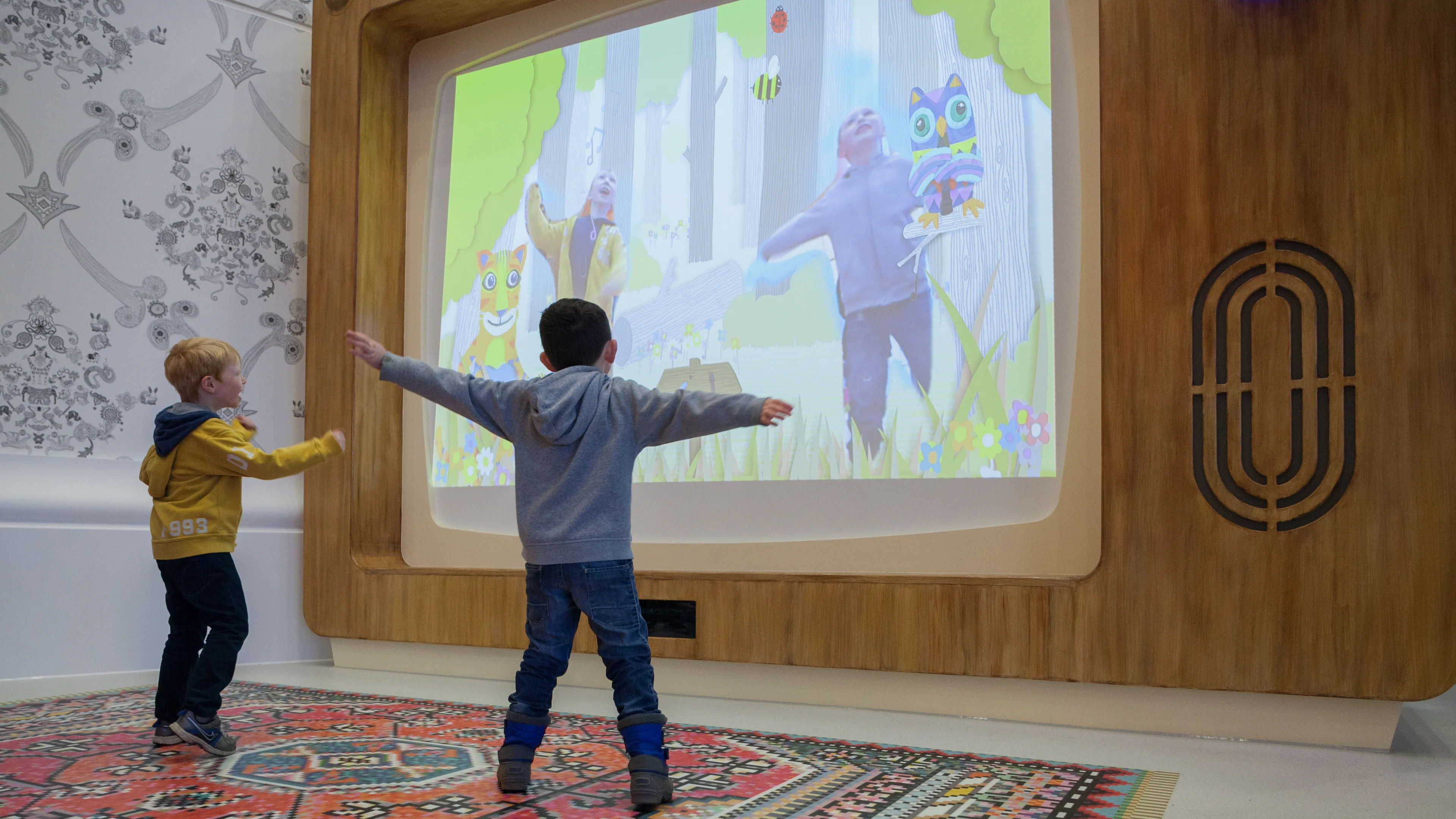 Интерактивная студия. Интерактивная стена для детей. Интерактивные стены в детском саду. Игровая интерактивная стена для детей. Интерактивный экран для детей.
