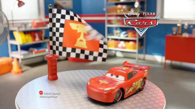 Disney pixar cars discount flag finish lightning mcqueen