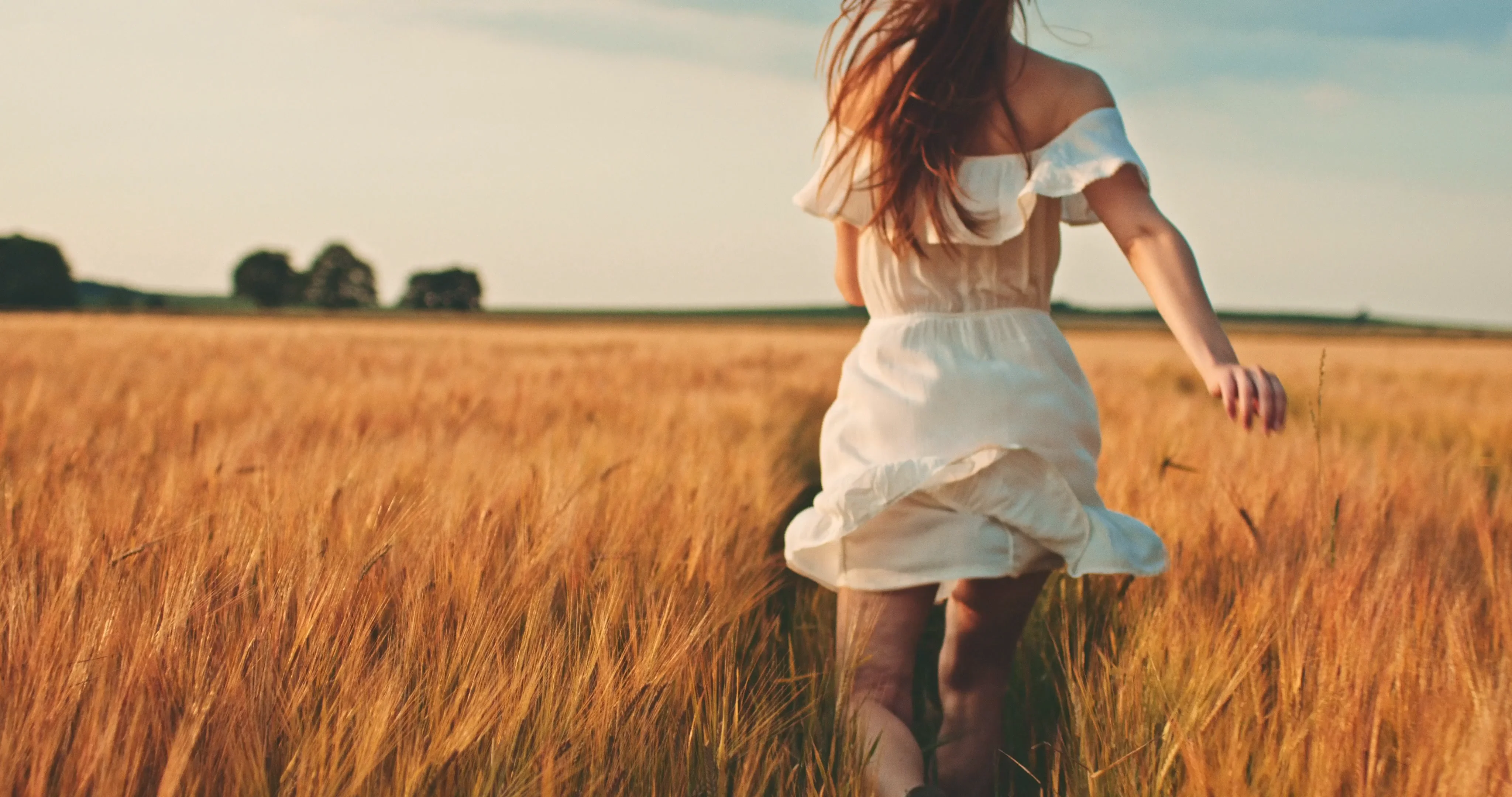 Парень и девушка убегают. Женщина прыгает в поле. Быть собой молодой я убегу. Девушка в поле. Нилето и битуев.