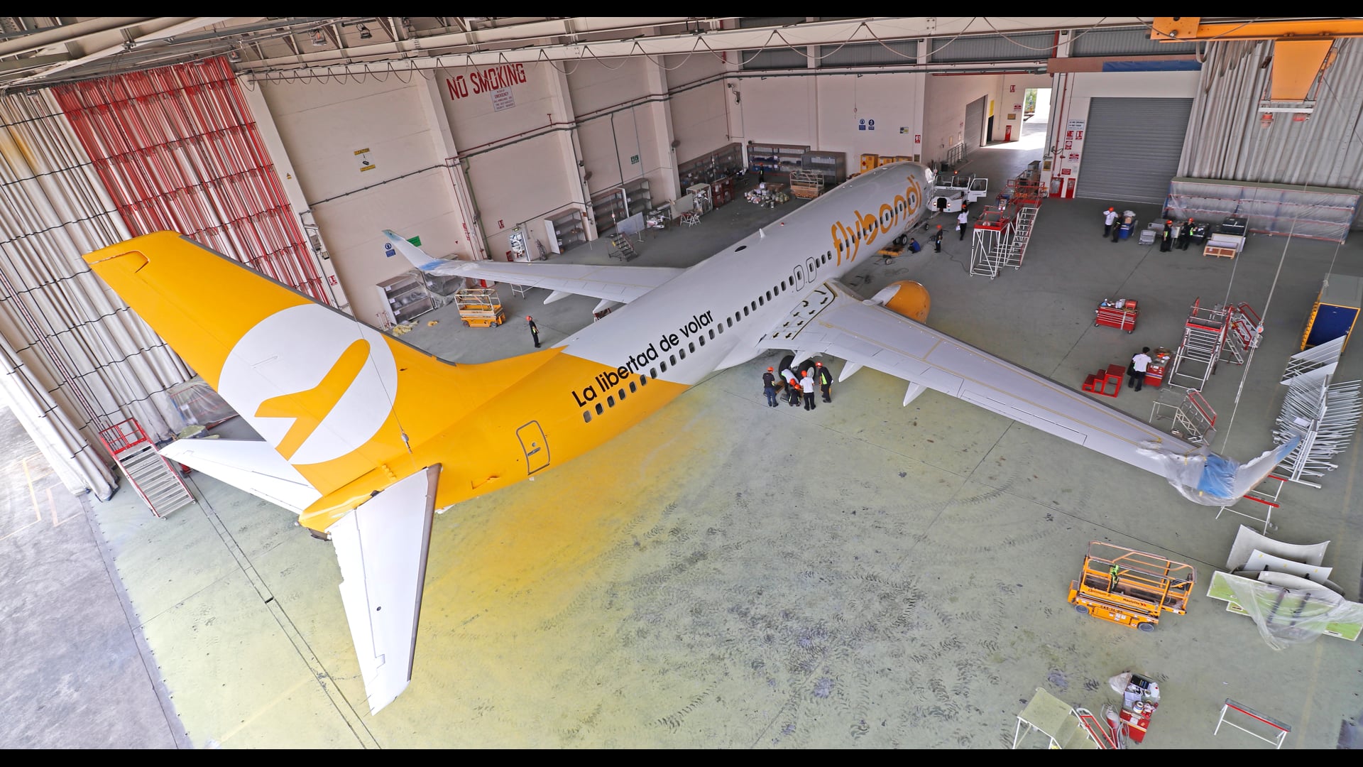 Flybondi - Time-lapse video of aircraft painting | Titan2 time-lapse camera