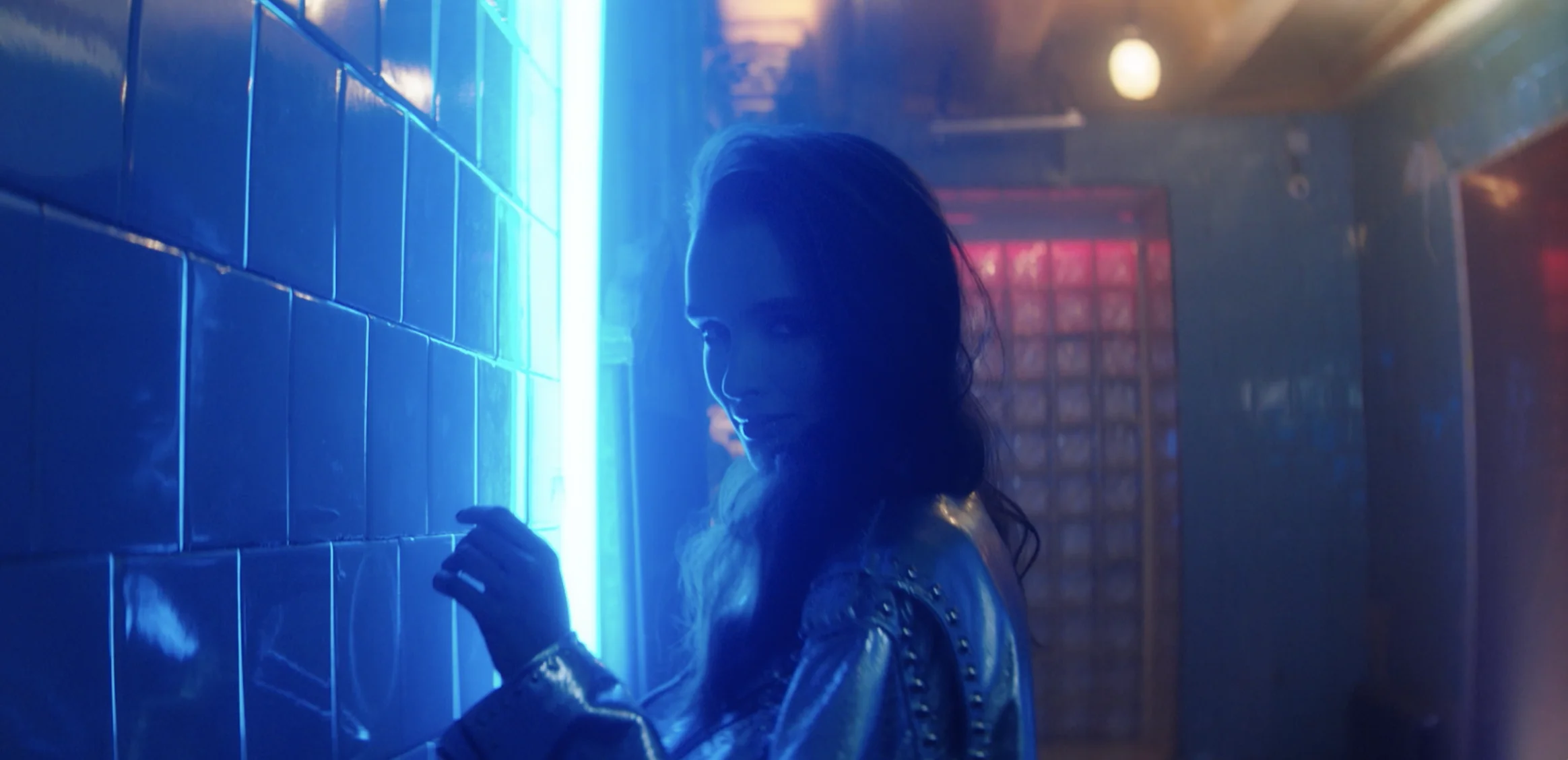 Посмотри в глаза паулина. Клип паулины андреевой приключение в черном лесе. Баста посмотри в глаза. Паулина и баста. Посмотри в глаза паулина.