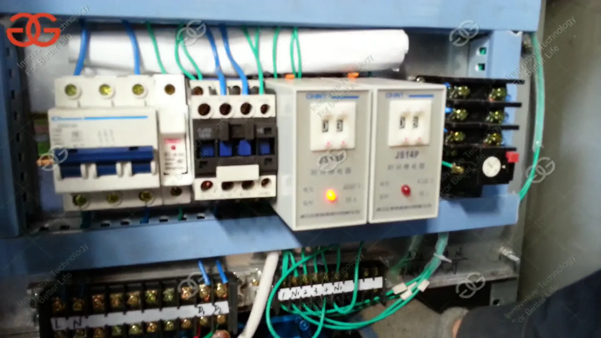 How Does An Almond Slicer Work